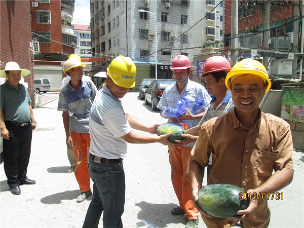 烈日炎炎 曠遠(yuǎn)人慰問團(tuán)送清涼（2013年）